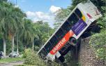 Vídeo: Ônibus despenca em barreira e deixa sete feridos em Minas Gerais