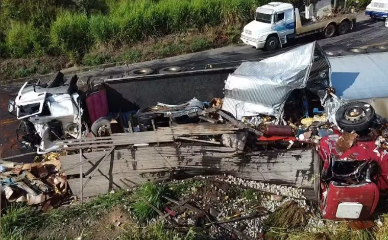 Motorista de Sete Lagoas morre em acidente envolvendo três caminhões na BR-262, em MG