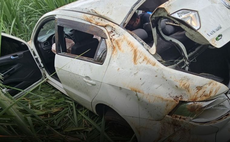 Criança de 2 anos morre após capotamento de carro em canavial na MGC-464