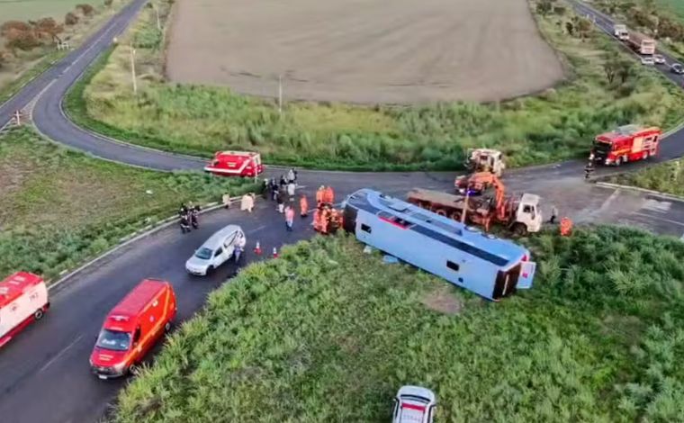 Vídeo: Ônibus tomba na MG-223 e deixa dez mortos, entre eles duas crianças