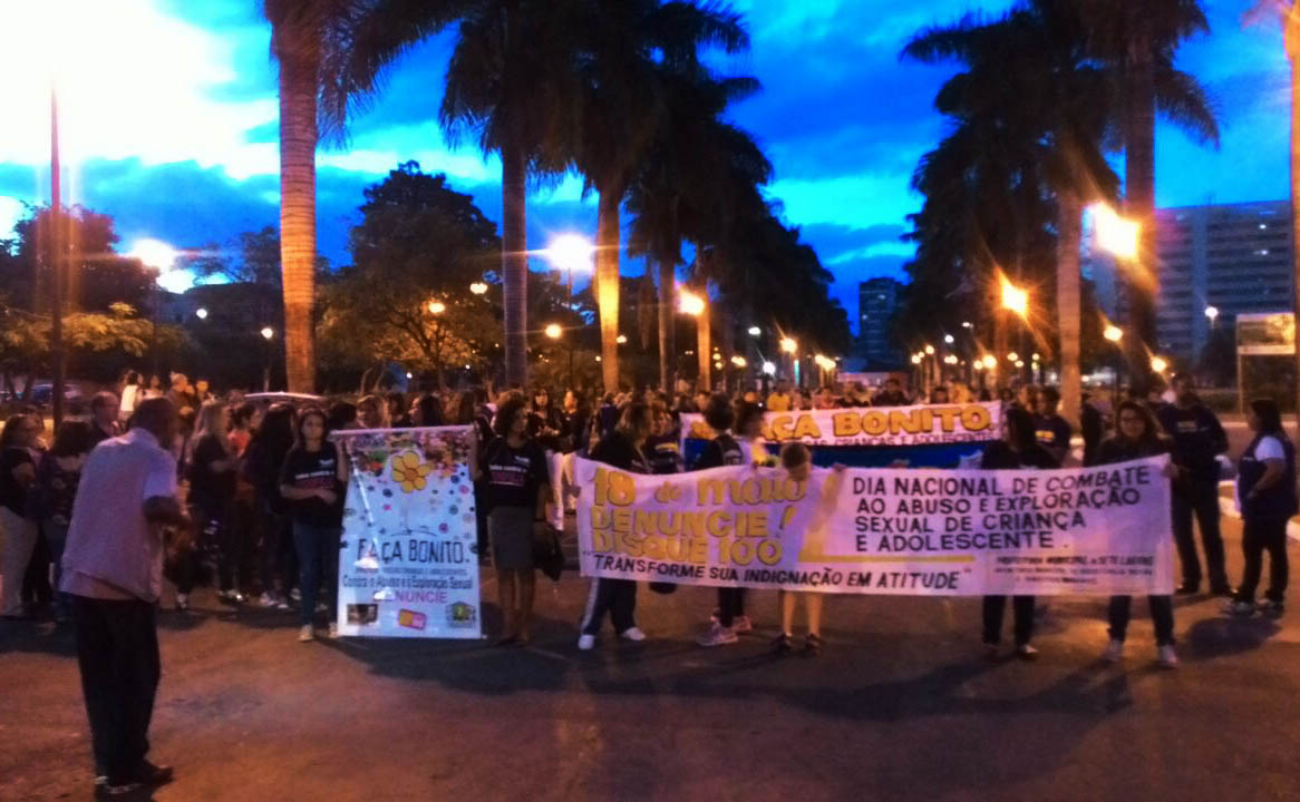 Passeata reúne mais de 300 pessoas contra abuso sexual de crianças e adolescentes