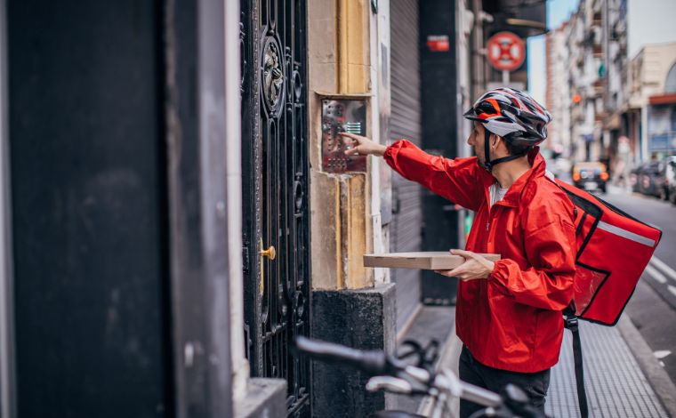 Foto: Getty Images - Os dados mostram a dimensÃ£o da precarizaÃ§Ã£o das relaÃ§Ãµes de trabalho no paÃ­s. O enfrentamento ao subemprego, Ã  informalidade, Ã  terceirizaÃ§Ã£o e ao trabalho intermitente Ã© uma das reivindicaÃ§Ãµes da Pauta da Classe Trabalhadora
