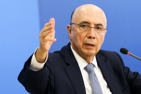 Alheio à crise no governo,  Meirelles acelera medidas econômicas