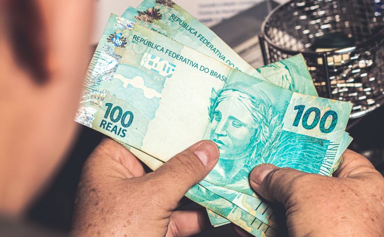 Foto: Getty Images - A antecipaÃ§Ã£o do dÃ©cimo terceiro para quem ganha o benefÃ­cio mÃ­nimo, equivalente ao salÃ¡rio mÃ­nimo de R$ 1.518, comeÃ§ou a ser paga no Ãºltimo dia 24. Ao todo, cerca de 34,2 milhÃµes de pessoas estÃ£o sendo beneficiadas com a medida