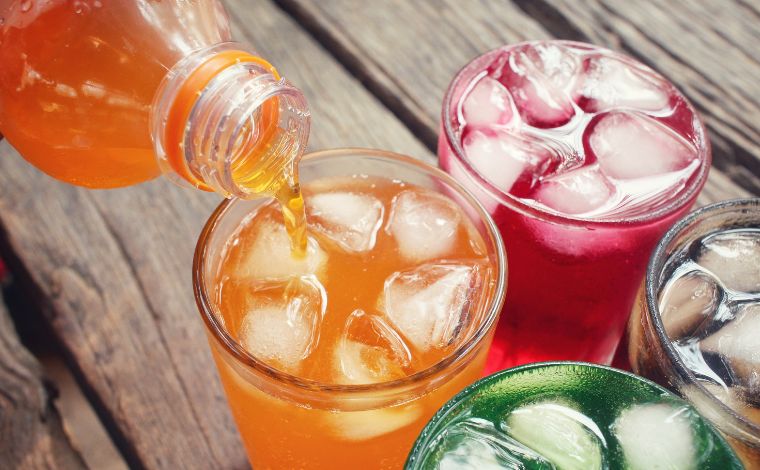 Foto: Getty Images - O consumo frequente de bebidas ricas em aÃ§Ãºcar, como refrigerantes e sucos artificiais, pode aumentar em quase cinco vezes o risco de cÃ¢ncer na cavidade oral, mesmo sem fatores de risco tradicionais como tabagismo, Ã¡lcool e HPV