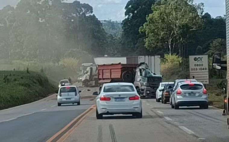 Colisão entre carretas, caminhão e moto bloqueia BR-040 na Grande BH; duas pessoas ficaram feridas 