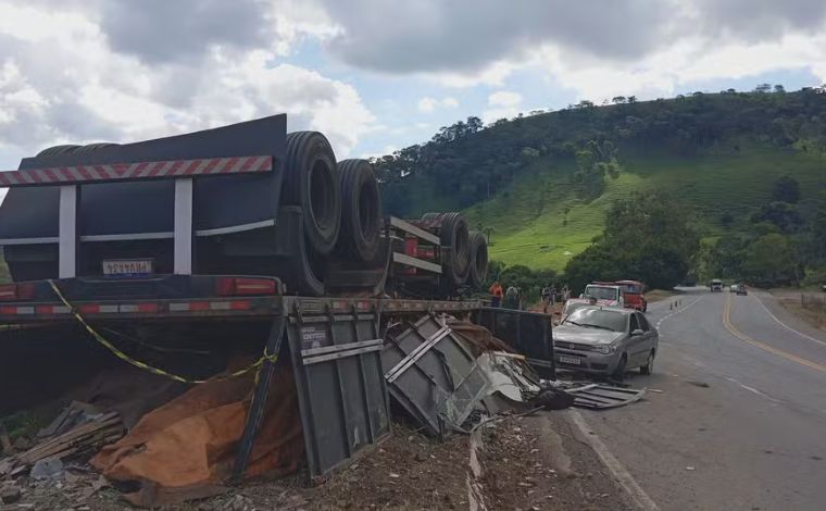Foto: ReproduÃ§Ã£o/Redes Sociais - De acordo com os bombeiros, o acidente ocorreu no km 359. Uma carreta carregada com cerÃ¢mica invadiu a contramÃ£o em uma curva e atingiu o carro em que a vÃ­tima estava. Os dois veÃ­culos caÃ­ram de uma ribanceira 