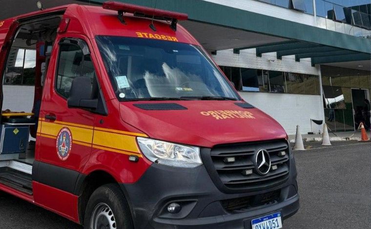 Foto: DivulgaÃ§Ã£o/CBMMG -  Segundo os bombeiros, a mulher continuava consciente e orientada durante todo o atendimento. Ela foi transportada em uma Unidade de Resgate, com sinais vitais monitorados, atÃ© ser entregue Ã  equipe mÃ©dica de plantÃ£o