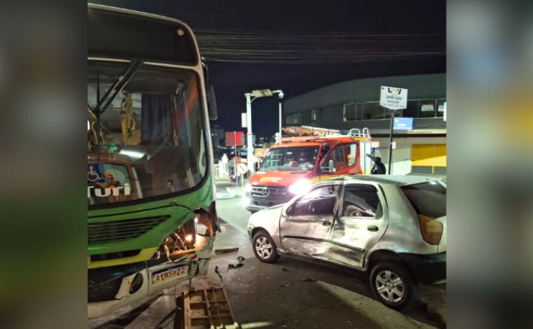 Foto: DivulgaÃ§Ã£o/CBMMG - O acidente deixou o condutor do carro ferido. Ele recebeu atendimento no local por uma equipe do ServiÃ§o de Atendimento MÃ³vel de UrgÃªncia (SAMU) e foi encaminhado para uma unidade de saÃºde
