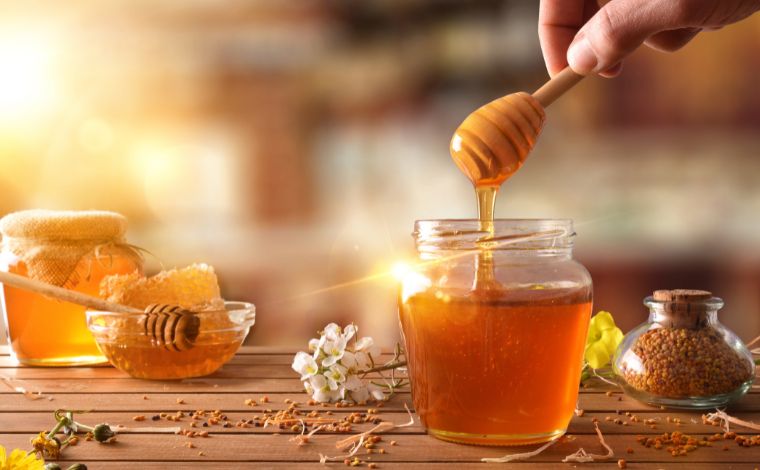 Foto: Getty Images - Os benefÃ­cios do mel na dieta, para muitas pessoas, podem parecer Ã³bvios. No entanto, quando usado de maneira correta, esse melado natural pode trazer inÃºmeras vantagens para o organismo