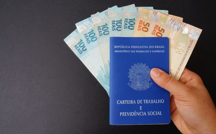 Foto: Getty Images - O abono estÃ¡ sendo pago neste ano a todos que exerceram atividade formal em 2023, seja no setor pÃºblico ou na iniciativa privada, desde que atendam aos critÃ©rios definidos pelo programa