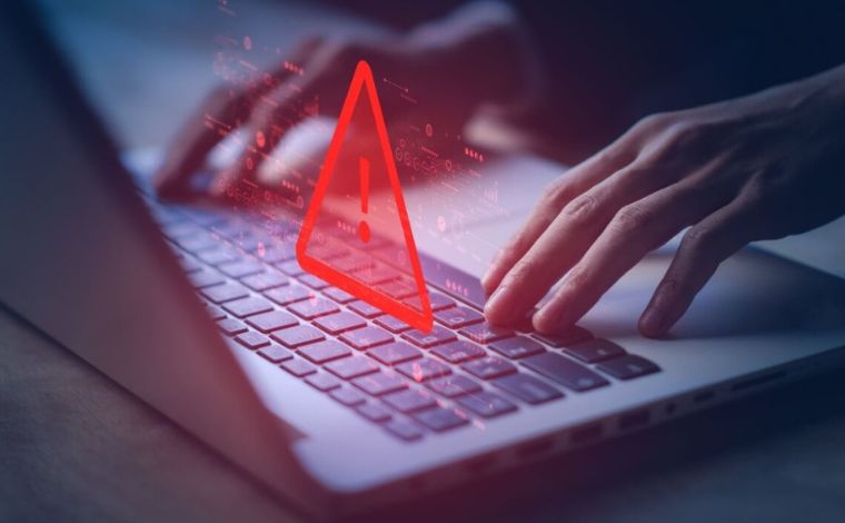 Foto: Shutterstock - Associados de entidades investigadas por fraudes no INSS sÃ£o alvo de golpes que prometem a devoluÃ§Ã£o do valor descontado, com anÃºncios em redes sociais, vÃ­deos com inteligÃªncia artificial e sites falsos do governo
