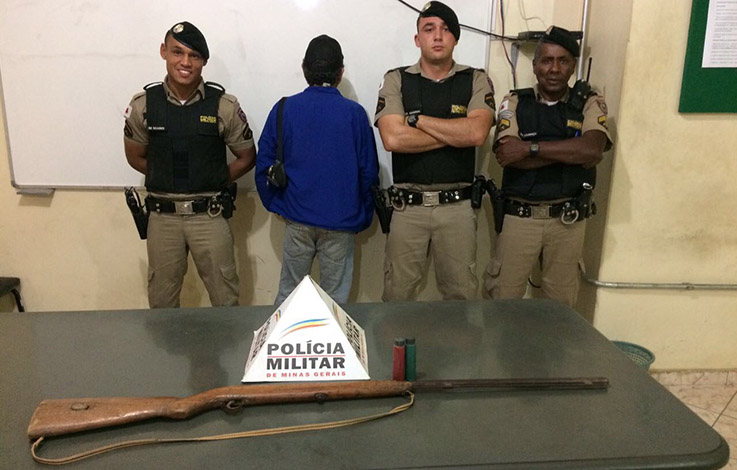 Idoso é preso com espingarda e munições em Caetanópolis