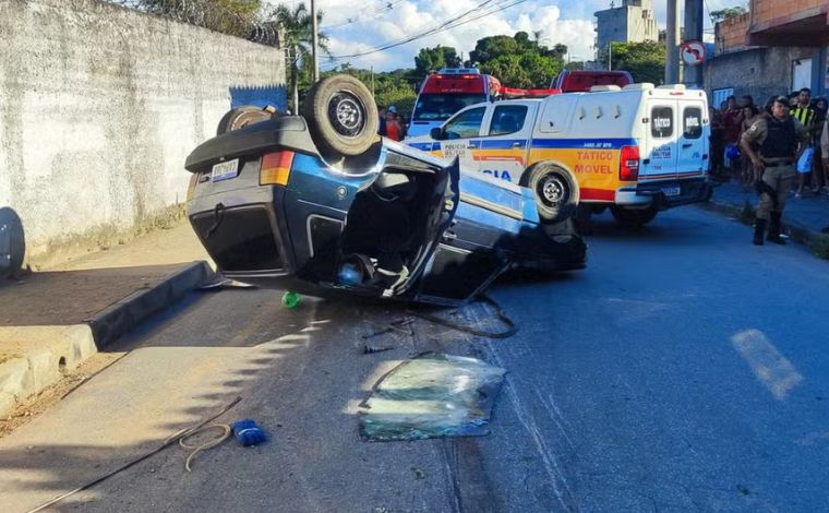 Foto: DivulgaÃ§Ã£o/PMMG - De acordo com a PM, o veÃ­culo era conduzido por um homem de 54 anos que nÃ£o possuÃ­a Carteira Nacional de HabilitaÃ§Ã£o (CNH). Ele relatou que perdeu o controle da direÃ§Ã£o devido a uma falha nos freios durante uma descida