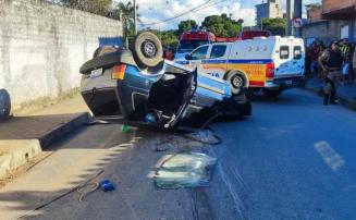 Mãe e filho morrem atropelados após motorista sem CNH perder controle de carro na Grande BH