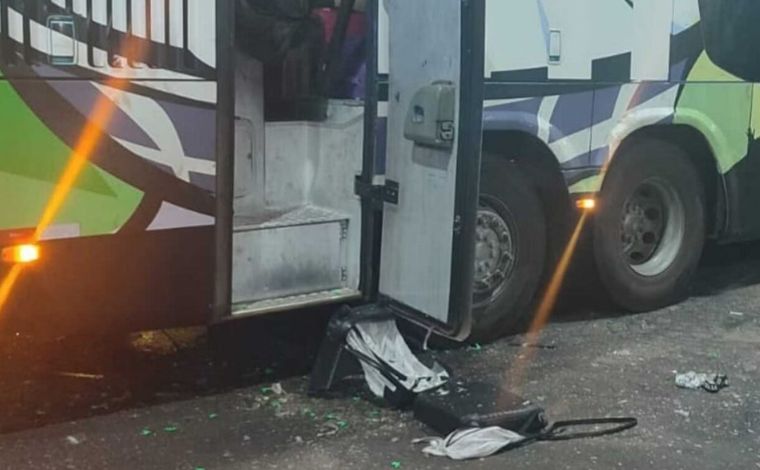 Foto: DivulgaÃ§Ã£o/PMMG - Um jovem de 23 anos foi abordado em atitude suspeita no local. Ele admitiu ser o dono da mala e informou que transportava 36 frascos de lanÃ§a-perfume, adquiridos no Rio de Janeiro, com a intenÃ§Ã£o de revendÃª-los em Belo Horizonte