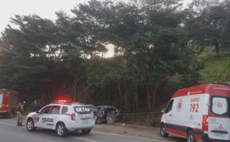 Acidente entre caminhão e carros deixa três mortos e seis feridos na BR-262, em MG