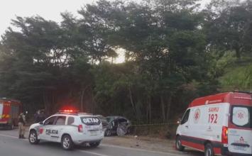 Acidente entre caminhão e carros deixa três mortos e seis feridos na BR-262, em MG