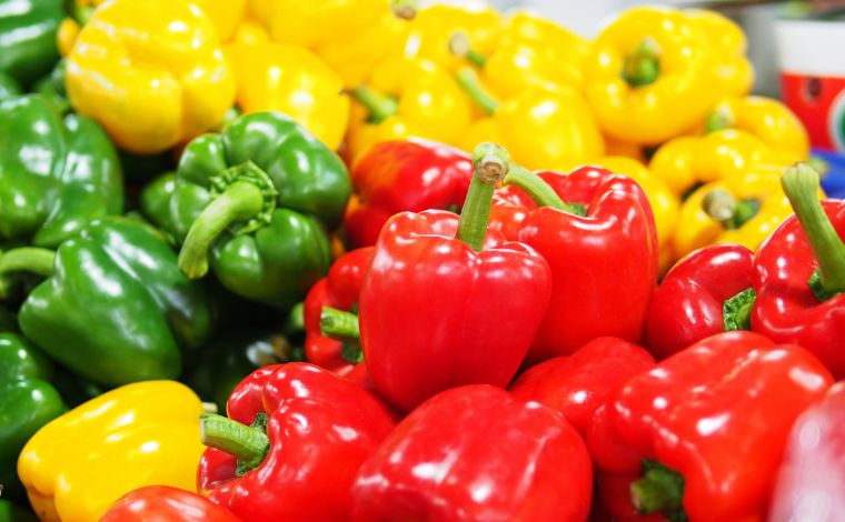 Foto: Getty Images - OriginÃ¡rio do Sul do MÃ©xico e AmÃ©rica Central, o pimentÃ£o pertence Ã  famÃ­lia das solanÃ¡ceas, como a batata, o tomate, o jilÃ³, a berinjela e as pimentas, e Ã© amplamente utilizado na culinÃ¡ria por seu sabor e aroma marcantes