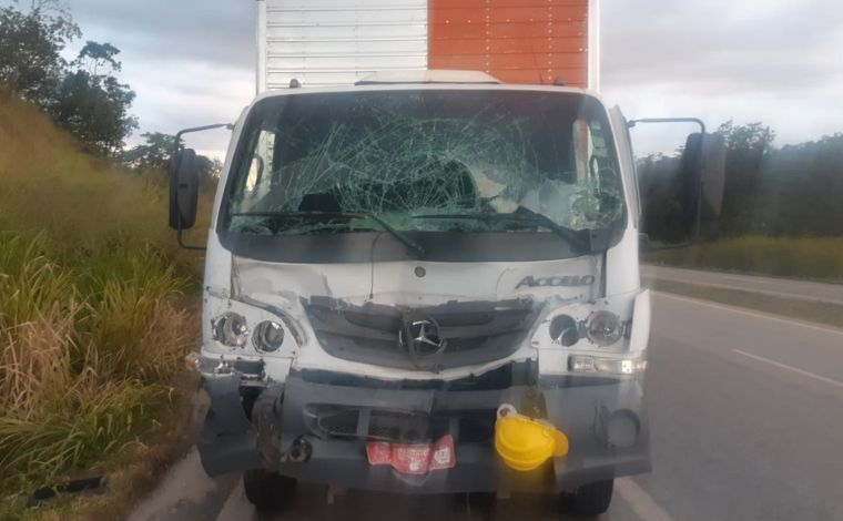 Foto: DivulgaÃ§Ã£o/PRF - De acordo com a PolÃ­cia RodoviÃ¡ria Federal (PRF), o idoso, funcionÃ¡rio da concessionÃ¡ria responsÃ¡vel pelo trecho, recolhia cones no acostamento quando foi atingido por um caminhÃ£o