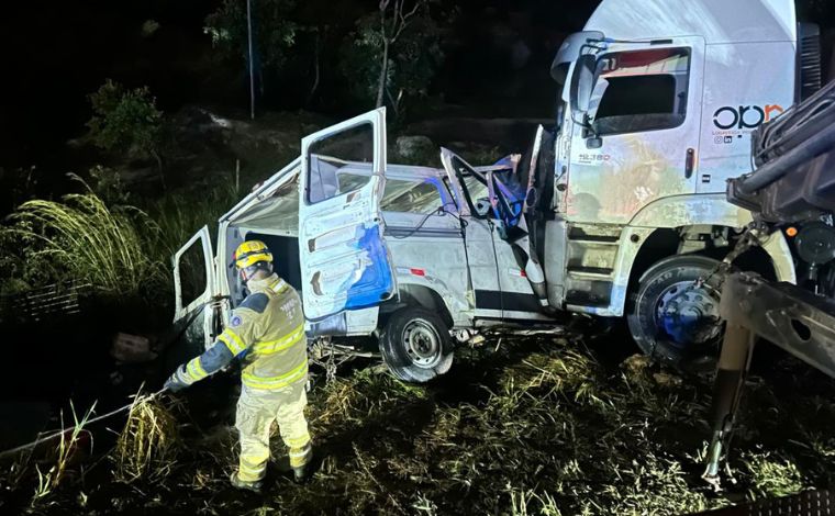 Colisão entre carreta e van deixa 9 mortos e 10 feridos na BR-251, em MG