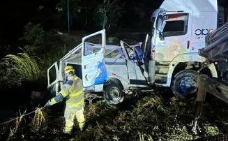 Colisão entre carreta e van deixa 9 mortos e 10 feridos na BR-251, em MG