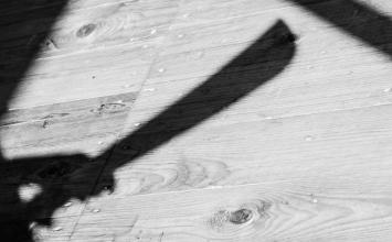 Após término, homem atropela ex e atinge novo namorado dela com facão em MG