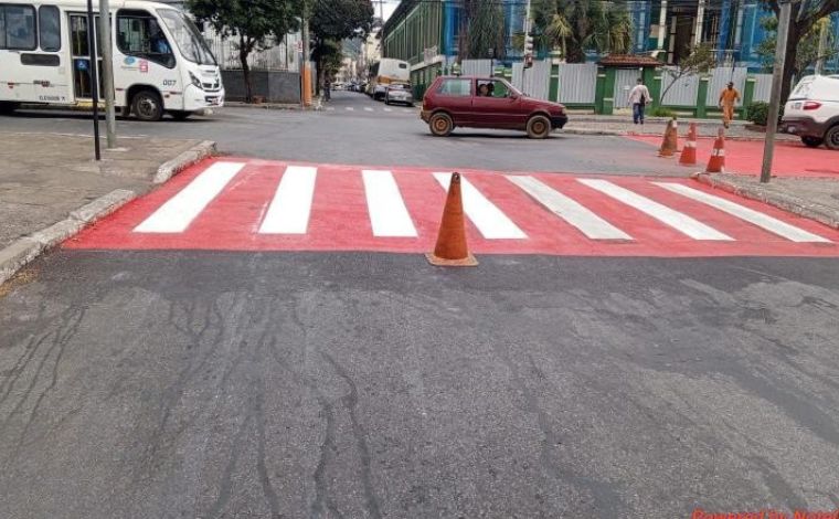 Faixas de pedestres com padrão vermelho e branco começam a ser implantadas em Sete Lagoas