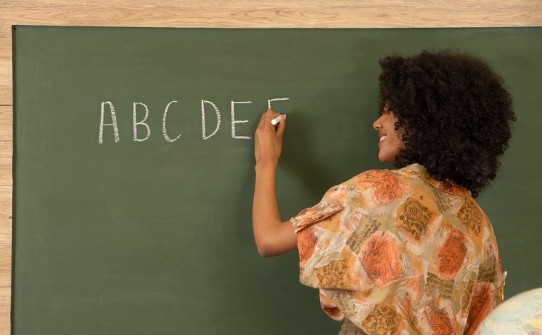 Governo de Minas sanciona aumento de 5,26% para servidores da educação básica 