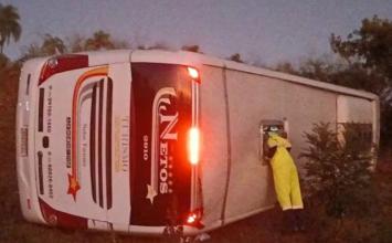 Vídeo: Mulher e criança morrem após ônibus de turismo tombar na BR-491, em MG