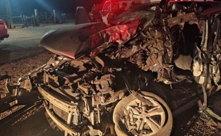Colisão frontal entre caminhão e carro deixa um morto e uma mulher ferida na rodovia MGC-122