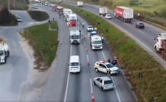 BR-040 tem pista totalmente bloqueada no sentido Sete Lagoas após perseguição policial