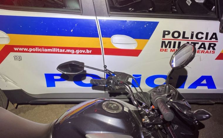 Motociclista desobedece ordem de parada e atinge viatura da PM em Prudente de Morais