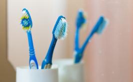 Escova de dentes em mau estado traz riscos à saúde, alerta dentista