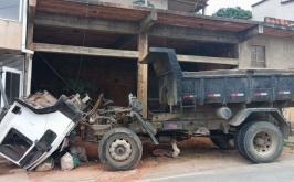 Motorista morre após ser atropelado pelo próprio caminhão no interior de Minas 
