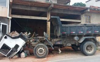 Motorista morre após ser atropelado pelo próprio caminhão no interior de Minas 