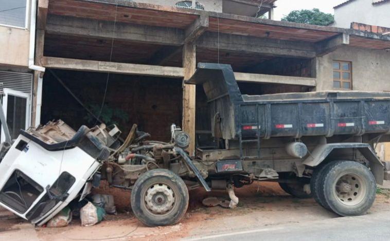 Motorista morre após ser atropelado pelo próprio caminhão no interior de Minas 