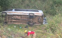 Van com 16 familiares que voltavam de velório cai em barranco de 40 metros na BR-381, em MG