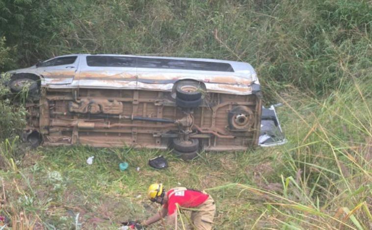 Van com 16 familiares que voltavam de velório cai em barranco de 40 metros na BR-381, em MG