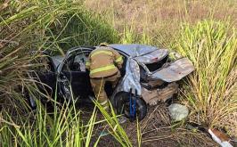 Motorista morre após ser arremessado de carro que capotou em ribanceira de seis metros em MG