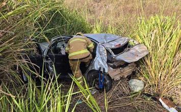 Motorista morre após ser arremessado de carro que capotou em ribanceira de seis metros em MG