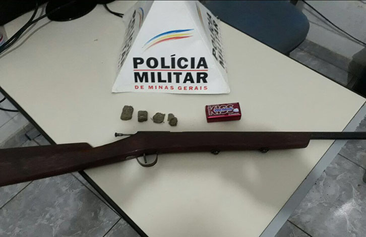  Homem é preso com drogas e espingarda no Santa Felicidade