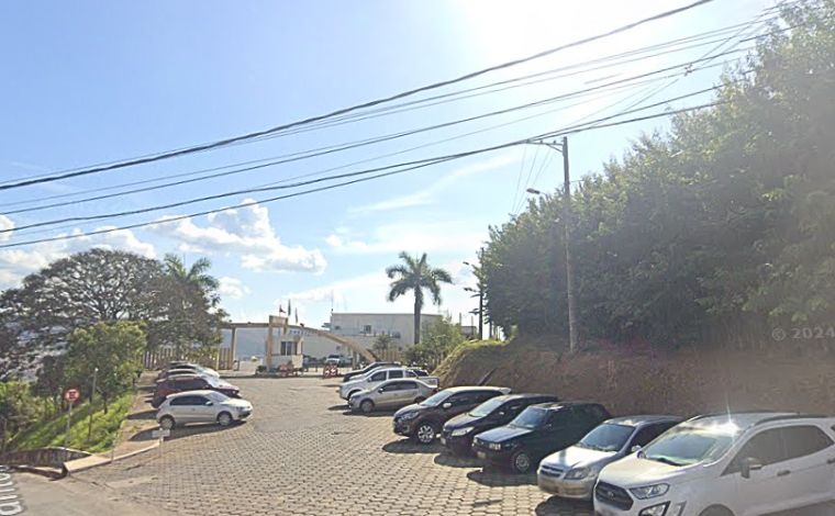 Homem invade sede da PM com carro e acaba preso por violar área de segurança em Sete Lagoas