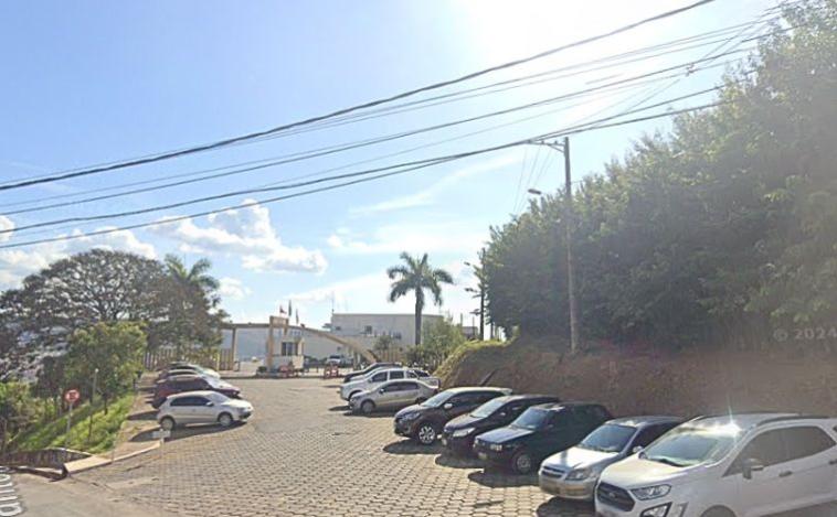 Homem invade sede da PM com carro e acaba preso por violar área de segurança em Sete Lagoas
