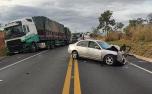 Criança morre e três pessoas ficam feridas após colisão entre carro e carreta na BR-135, em MG