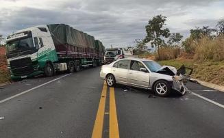 Criança morre e três pessoas ficam feridas após colisão entre carro e carreta na BR-135, em MG