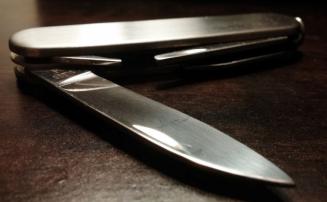 Homem se irrita ao ser chamado de ‘pequeno’ em bar e esfaqueia colega na Grande BH