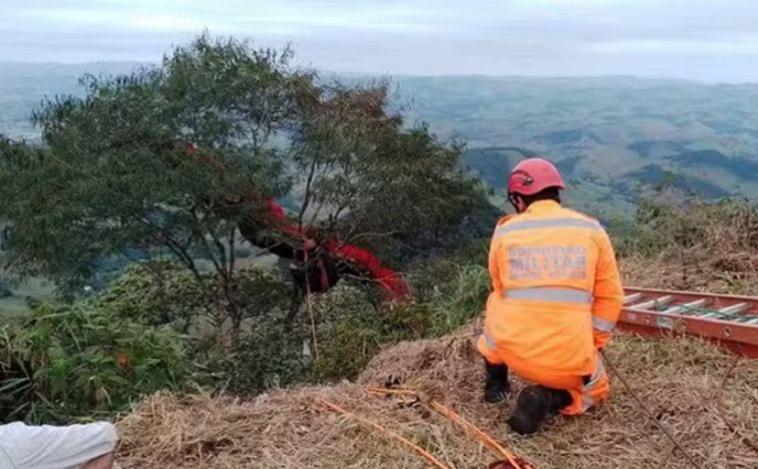 Homens ficam presos em árvore após decolagem de parente durante festival de voo livre em MG