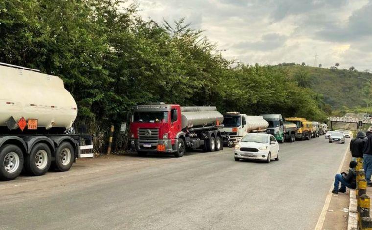 Greve de caminhoneiros de combustíveis em MG é encerrada após negociação com distribuidora