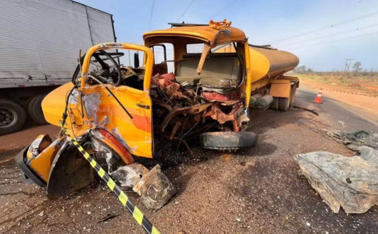 Acidente entre caminhão e bitrem deixa um morto na rodovia MG-190